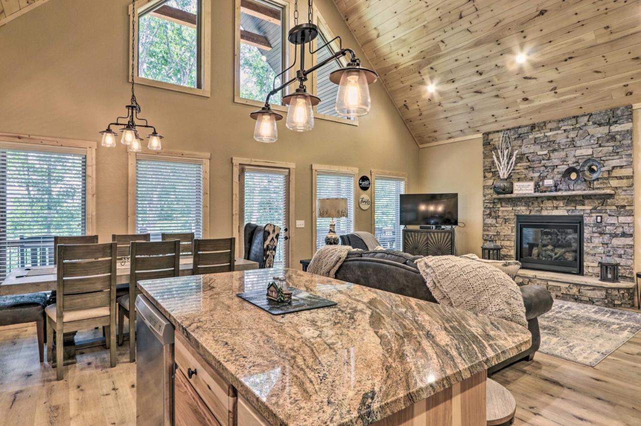Sevierville Cabin Deck With Foosball And Hot Tub! Exterior photo